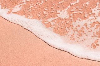 海浪与粉红的沙滩