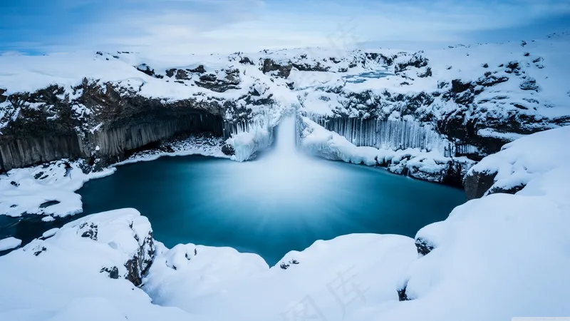 冰天雪地瀑布在冬季高清壁纸
