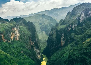 蜿蜒山谷中的碧绿河流