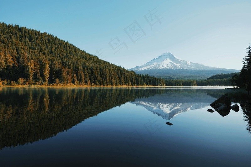 静谧湖光山色图