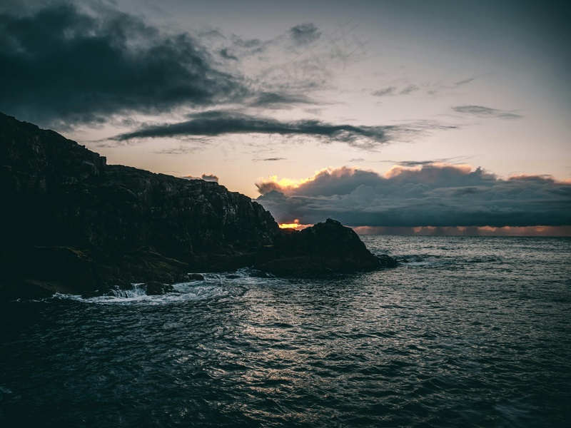 夕阳下的黑色海岸线