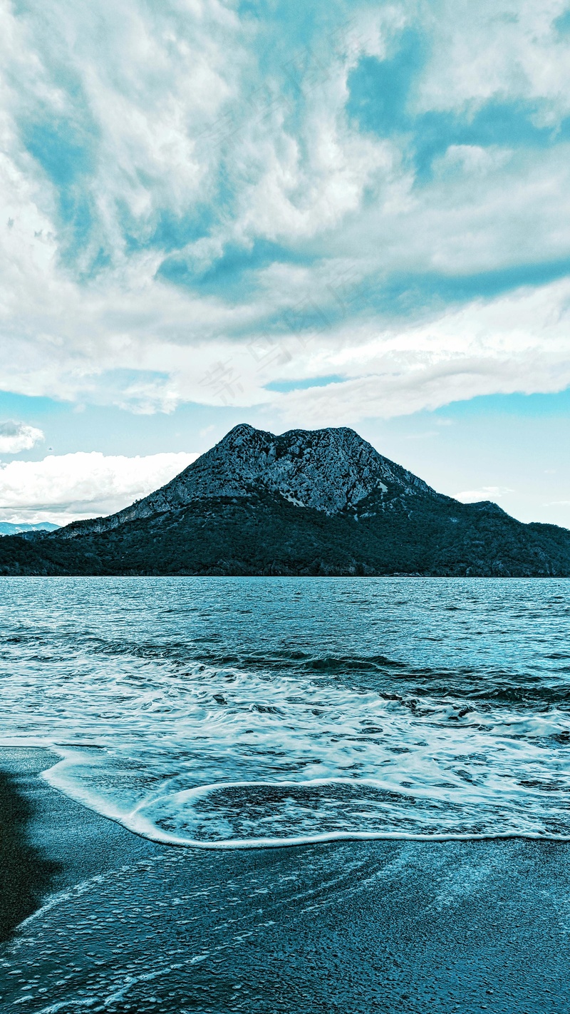 宁静湖畔与蓝色山峰的对话