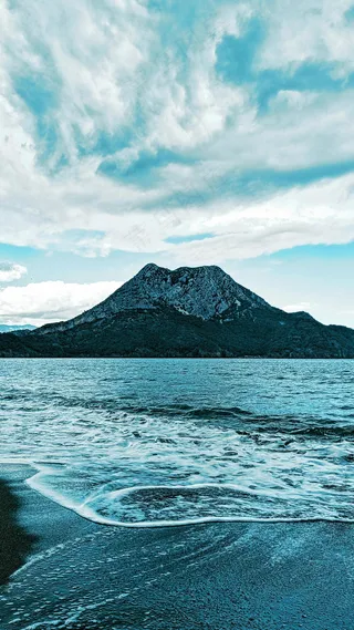 宁静湖畔与蓝色山峰的对话