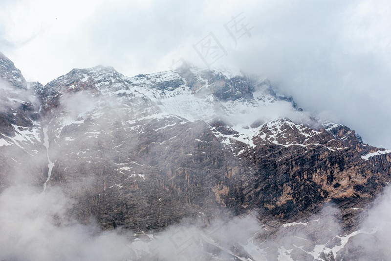 航拍云雾缭绕的雪山