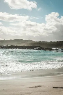 阳光洒在岩石上的海滩风景
