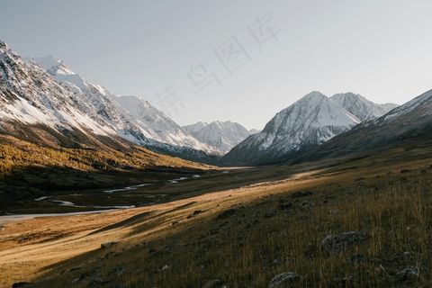 山谷的金色阳光