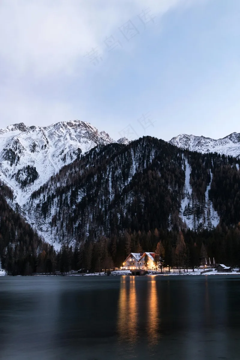 湖边雪景夜色图