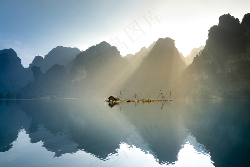 湖光山色间的孤舟静影