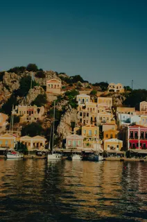 港口边的彩色建筑群倚山而建