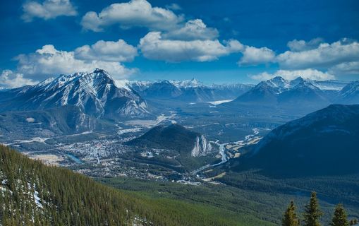 雪山下的宁静小镇