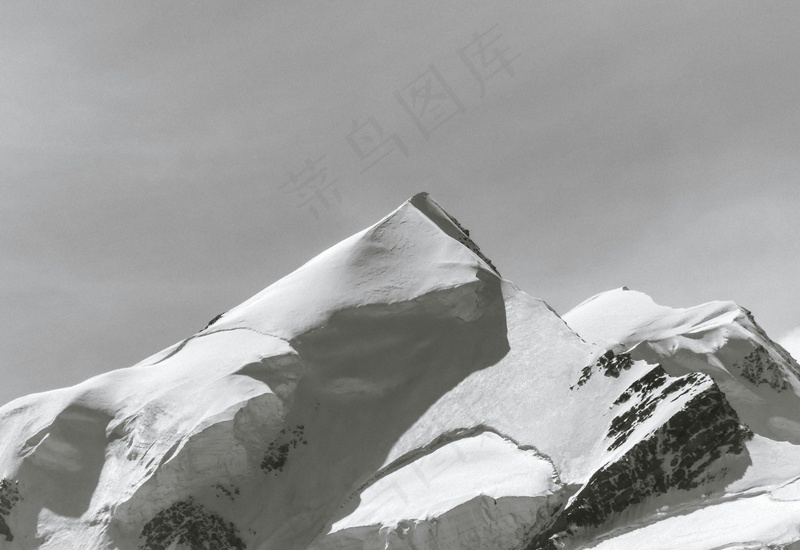 白雪和白云一色