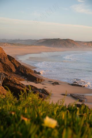 黄昏时分的海岸边缘