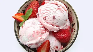 水果草莓冰淇淋球甜点摄影图