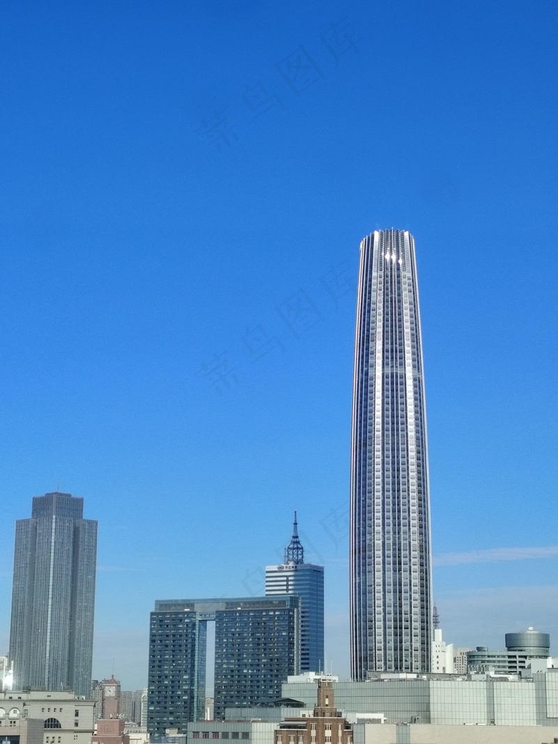 冷空气后的蓝天和高楼大厦