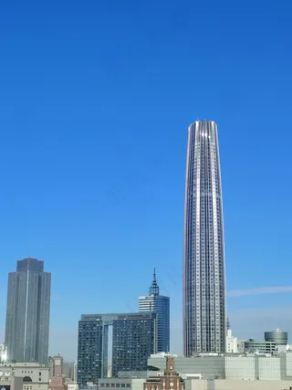 冷空气后的蓝天和高楼大厦