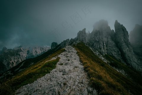 云雾缭绕的险峻山峰