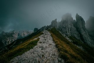云雾缭绕的险峻山峰