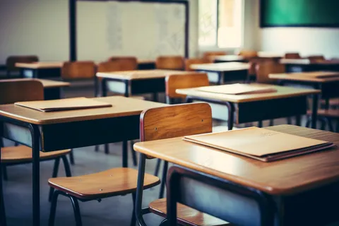 学校教室里的课桌书桌摄影图 学校教室里的课桌书桌摄影图