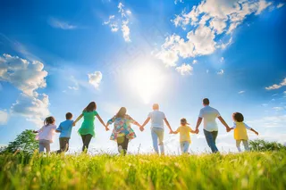 春天春游一家人蓝天草地摄影图