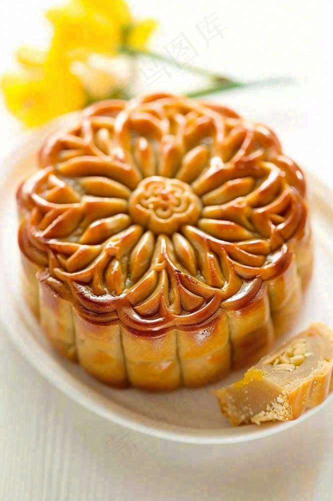 精美月饼中秋美食小清新鲜花装盘摄影图(896x1344)