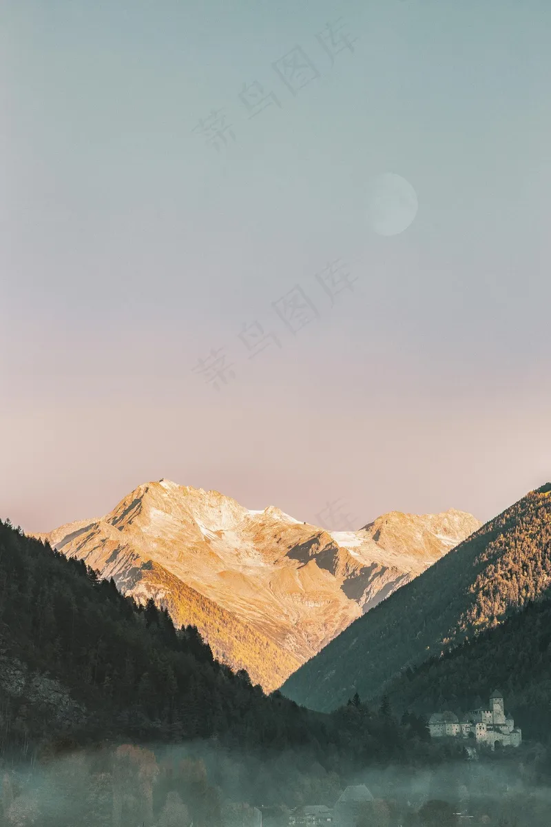 月光下的山谷和古堡