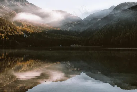 云雾缭绕的山脉与湖泊