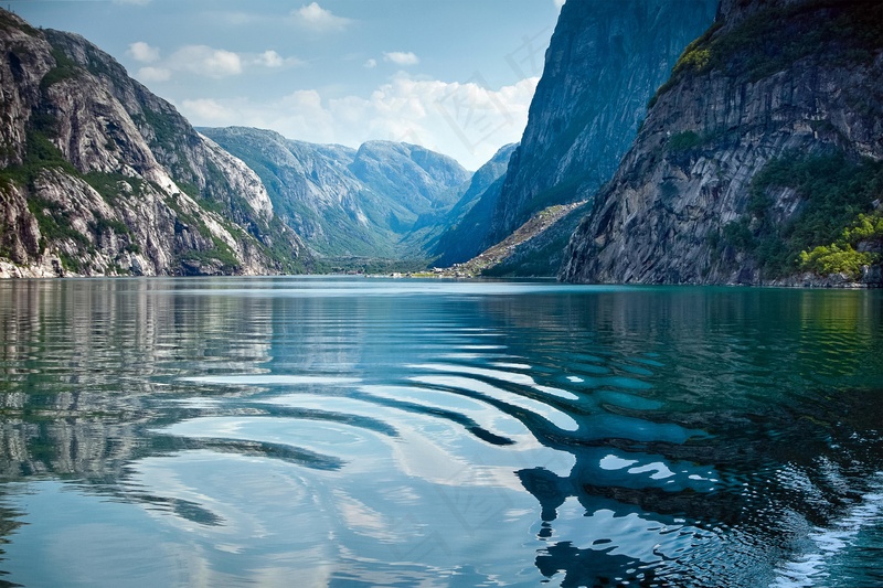 湖泊山峰图片