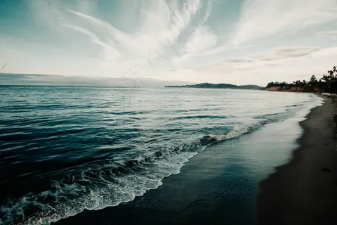 静谧海岸线的黄昏余晖