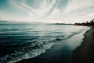 静谧海岸线的黄昏余晖