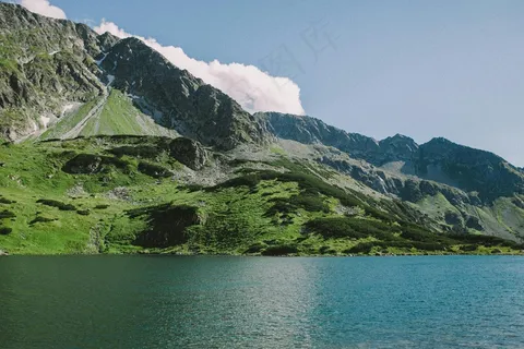高山绿湖映碧空 高山绿湖映碧空