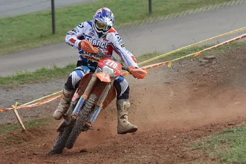 竞赛的越野摩托车