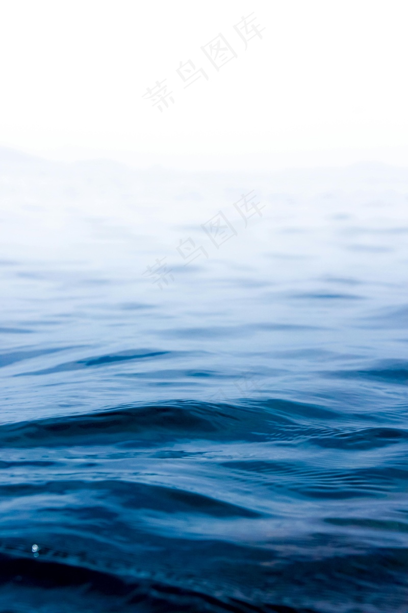 宁静蔚蓝海面的低角度视图