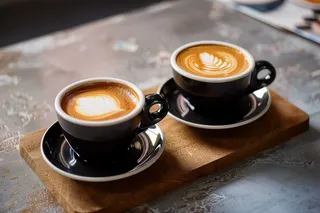 两杯拉花拿铁咖啡饮料下午茶摄影图