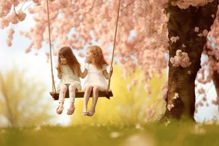 秋天荡秋千的女孩童话公主摄影图