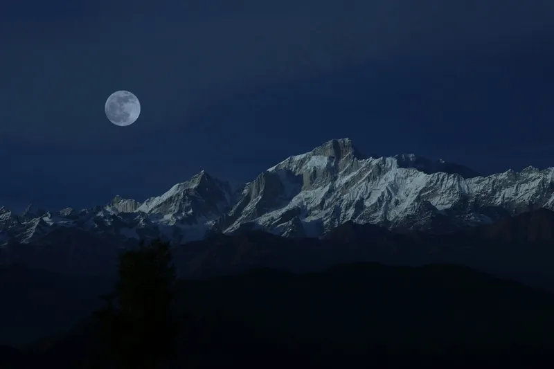 月光下的雪山
