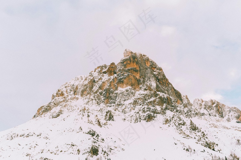 皑皑雪山映衬的壮观巍峨峰顶