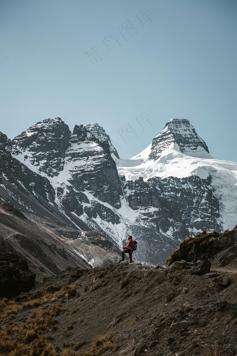孤独旅者，壮丽雪山