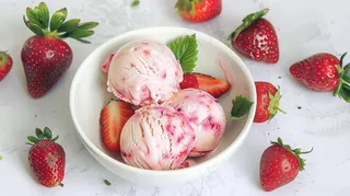 草莓粉色冰淇淋球甜点摄影图