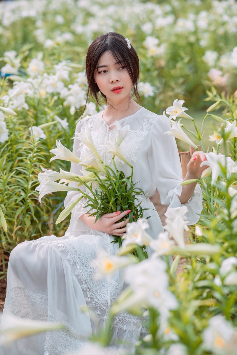 手拿喇叭花的长裙女孩2
