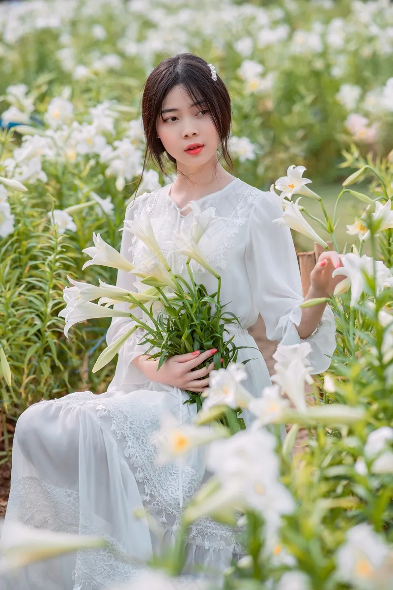 手拿喇叭花的长裙女孩2