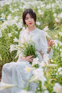 手拿喇叭花的长裙女孩2