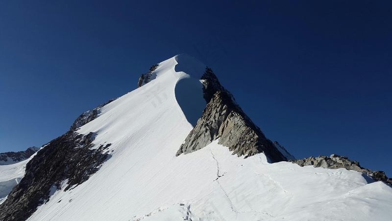 冰雪覆盖的山峰