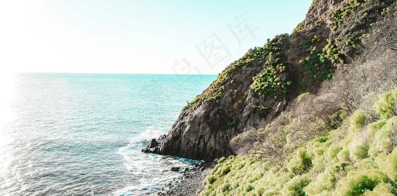 阳光普照的岬角和宁静海洋