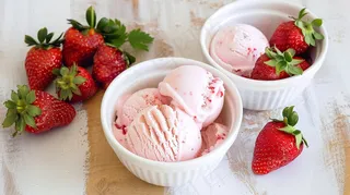 草莓粉色冰淇淋球甜点摄影图