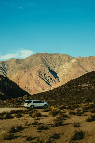 孤独探险者与荒漠群山