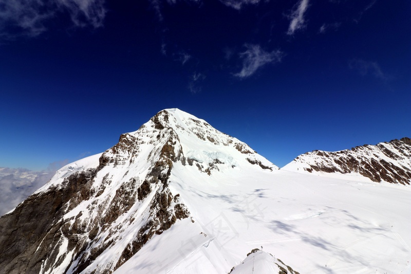 雪覆盖的山峰与金色草地的风景画