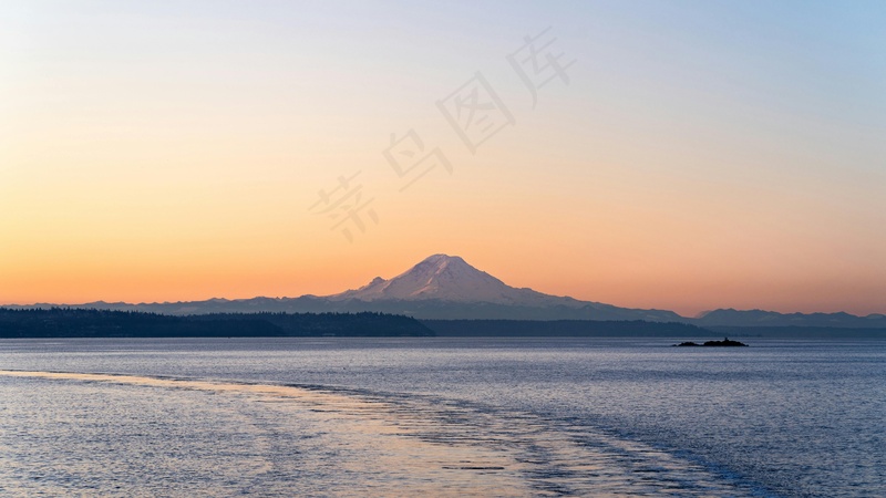黄昏时分的宁静山脉与海景