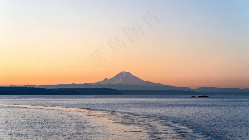 黄昏时分的宁静山脉与海景