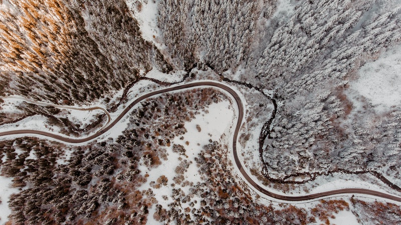 雪地蜿蜒公路
