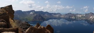 湖泊山峰图片